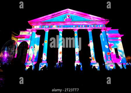 La luce proiettata sulla Art Gallery of South Australia durante il festival illuminate del 2023 ad Adelaide Australia Foto Stock