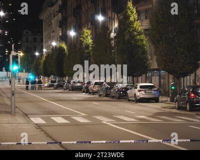 Bruxelles, Belgio. 16 ottobre 2023. La polizia si trova sul luogo di una sparatoria a Bruxelles, in Belgio, il 16 ottobre 2023. Due tifosi di calcio svedesi sono stati uccisi in una sparatoria che ha scosso Bruxelles lunedì sera, mentre la squadra belga dei Red Devils stava giocando contro la Svezia allo stadio King Baudouin a 4,8 km dal sito. Crediti: Liu Yuxuan/Xinhua/Alamy Live News Foto Stock