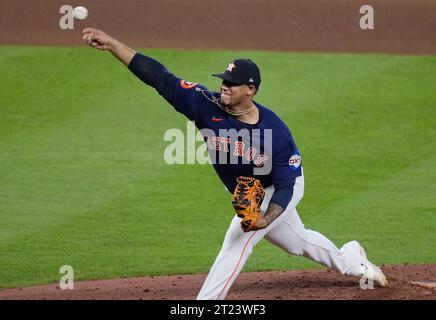 Houston, Stati Uniti. 16 ottobre 2023. Il lanciatore di rilievo degli Houston Astros Bryan Abreu lanciò l'ottavo inning contro i Texas Rangers in gara 2 degli ALCS al Minute Maid Park di Houston lunedì 16 ottobre 2023. Foto di Kevin M. Cox/UPI. Crediti: UPI/Alamy Live News Foto Stock