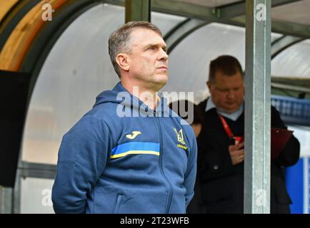 Praga, Cechia - 14 ottobre 2023: Il manager ucraino Serhiy Rebrov guarda durante la partita di qualificazione A UEFA EURO 2024 Ucraina contro Makedonia settentrionale all'Epet Arena di Praga, Cechia Foto Stock