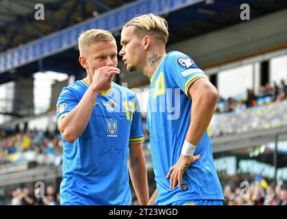 Praga, Cechia - 14 ottobre 2023: Oleksandr Zinchenko e Mykhailo Mudryk dell'Ucraina si parlano tra loro durante la partita di qualificazione a UEFA EURO 2024 Ucraina contro Makedonia settentrionale all'Epet Arena di Praga Foto Stock