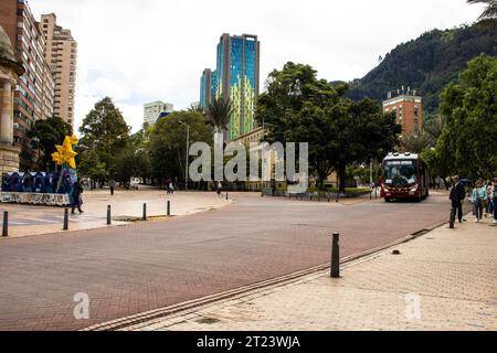 Bogotà, Colombia - 2 luglio 2023. Autobus Transmilenio presso l'Eje Ambiental nel centro di Bogotà. Foto Stock