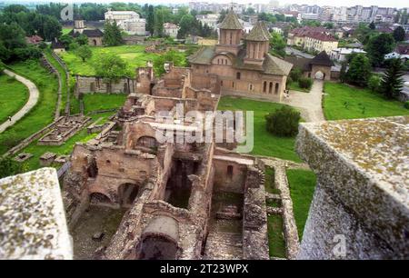 Târgoviște, Contea di Dambovita, Romania, 1992. Le rovine della Corte reale di Târgoviște, con la Chiesa reale (Biserica Domnească) in piedi sul retro, tutti monumenti storici del XVI secolo. Foto Stock