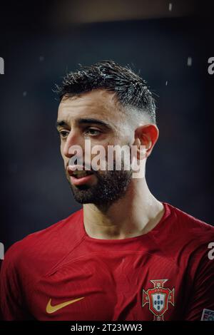 Bruno Fernandes durante la partita di qualificazione a UEFA Euro 2024 tra le squadre nazionali di Portogallo e Slovacchia all'Estadio do Dragao, Porto. (Maciej Rogowski) Foto Stock