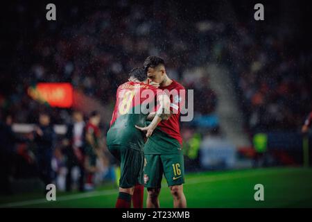 Bruno Fernandes parla con Otavio durante la partita di qualificazione a Euro 2024 tra le nazionali di Portogallo e Slovacchia all'Estadio do Dragao di Porto. Foto Stock