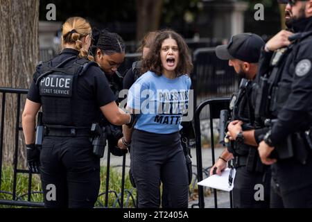 I manifestanti contro le incursioni israeliane pianificate a Gaza vengono ammanettati fuori dalla Casa Bianca a Washington, DC, USA. 16 ottobre 2023. Israele è sul punto di invadere il piccolo territorio dopo che i militanti di Hamas sono entrati in Israele il 7 ottobre, massacrando più di 1400 israeliani e prendendo in ostaggio altre 199 persone. Copyright: XCNPx/xMediaPunchx credito: Imago/Alamy Live News Foto Stock