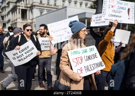 I manifestanti contro gli israeliani hanno pianificato un'incursione a Gaza manifestano fuori dalla Casa Bianca a Washington, DC, USA. 16 ottobre 2023. Israele è sul punto di invadere il piccolo territorio dopo che i militanti di Hamas sono entrati in Israele il 7 ottobre, massacrando più di 1400 israeliani e prendendo in ostaggio altre 199 persone. Copyright: XCNPx/xMediaPunchx credito: Imago/Alamy Live News Foto Stock