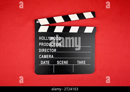 Filmare la clapperboard del filmato su sfondo rosso Foto Stock