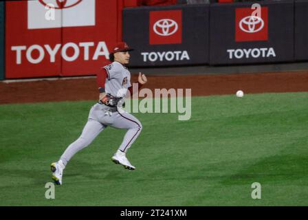 Philadelphia, Stati Uniti. 16 ottobre 2023. Il centrocampista degli Arizona Diamondbacks Alek Thomas insegue un colpo di Philadelphia Phillies Trea Turner nel terzo inning della partita NLCS al Citizens Bank Park di Philadelphia, lunedì 16 ottobre 2023. Foto di Laurence Kesterson/UPI. Crediti: UPI/Alamy Live News Foto Stock