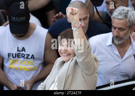 Buenos Aires, Argentina. 16 ottobre 2023. La candidata presidenziale di Juntos por el cambio (JXC), Patricia Bullrich, ha tenuto oggi la sua prima campagna conclusiva per le elezioni di domenica prossima. In questa occasione lo fece nella città di Buenos Aires, dove diresse un atto nelle Barrancas de Belgrano. Durante la settimana terrà diversi eventi in diverse parti del paese. Nella foto: Patricia Bullrich fa il suo discorso ad un evento. (Credito: Esteban Osorio/Alamy Live News) Foto Stock