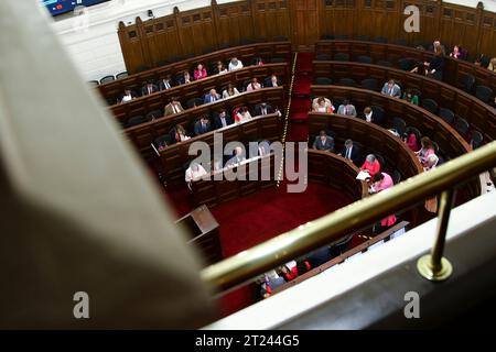 L'emiciciclo del Congresso Nazionale, dove il Consiglio costituzionale lavora alla stesura di una proposta per una nuova costituzione a Santiago, Cile, il 16 ottobre 2023. (Foto di Jesus Martinez/Sipa USA) credito: SIPA USA/Alamy Live News Foto Stock