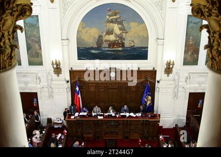 L'emiciciclo del Congresso Nazionale, dove il Consiglio costituzionale lavora alla stesura di una proposta per una nuova costituzione a Santiago, Cile, il 16 ottobre 2023. (Foto di Jesus Martinez/Sipa USA) credito: SIPA USA/Alamy Live News Foto Stock