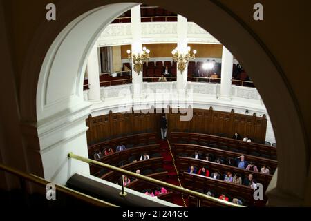 L'emiciciclo del Congresso Nazionale, dove il Consiglio costituzionale lavora alla stesura di una proposta per una nuova costituzione a Santiago, Cile, il 16 ottobre 2023. (Foto di Jesus Martinez/Sipa USA) credito: SIPA USA/Alamy Live News Foto Stock