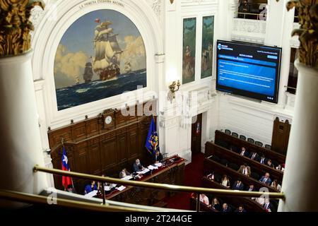 L'emiciciclo del Congresso Nazionale, dove il Consiglio costituzionale lavora alla stesura di una proposta per una nuova costituzione a Santiago, Cile, il 16 ottobre 2023. (Foto di Jesus Martinez/Sipa USA) credito: SIPA USA/Alamy Live News Foto Stock