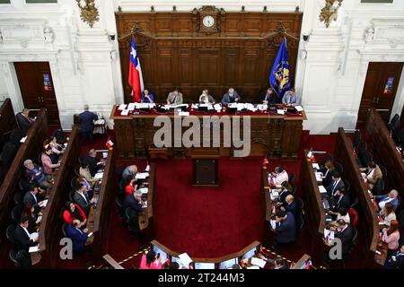 L'emiciciclo del Congresso Nazionale, dove il Consiglio costituzionale lavora alla stesura di una proposta per una nuova costituzione a Santiago, Cile, il 16 ottobre 2023. (Foto di Jesus Martinez/Sipa USA) credito: SIPA USA/Alamy Live News Foto Stock