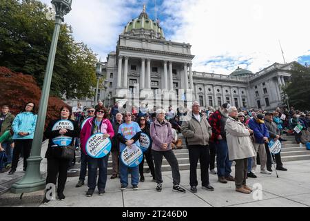 Harrisburg, Stati Uniti. 16 ottobre 2023. I sostenitori dell'anti-aborto si riuniscono sui gradini del Campidoglio della Pennsylvania per la Pennsylvania March for Life Rally ad Harrisburg il 16 ottobre 2023. (Foto di Paul Weaver/Sipa USA) credito: SIPA USA/Alamy Live News Foto Stock