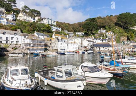 Polperro Village Cornwall, cottage bianchi circondati dal porto di Polperro con piccole barche ormeggiate, Inghilterra, Regno Unito, 2023 Foto Stock