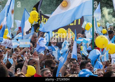 Barrancas De Belgrano, Argentina. 16 ottobre 2023. I sostenitori con bandiere argentine partecipano alla prima cerimonia di chiusura della campagna di Patricia Bullrich. Prima chiusura della campagna di Patricia Bullrich in vista delle elezioni presidenziali argentine del 22 ottobre 2023. Credito: SOPA Images Limited/Alamy Live News Foto Stock