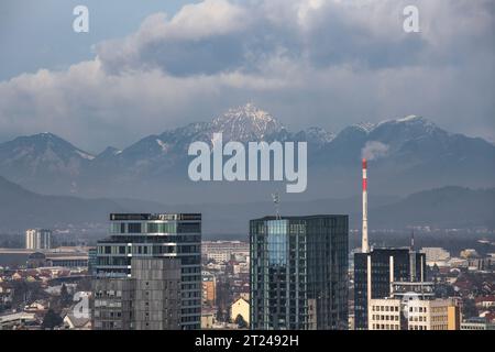 Lubiana: Inquinamento della città, con industrie carboniere e camino. Slovenia Foto Stock