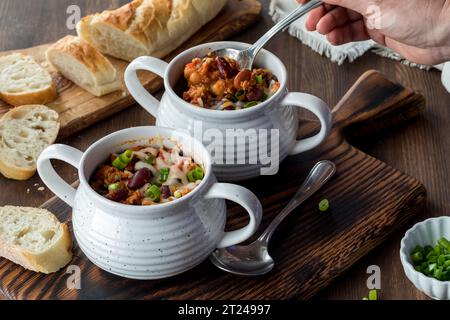 Croci di peperoncino con carne con pane croccante dietro. Foto Stock