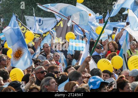 Barrancas De Belgrano, Argentina. 16 ottobre 2023. I sostenitori con bandiere argentine partecipano alla prima cerimonia di chiusura della campagna di Patricia Bullrich. Prima chiusura della campagna di Patricia Bullrich in vista delle elezioni presidenziali argentine del 22 ottobre 2023. (Foto di Cristobal Basaure Araya/SOPA Images/Sipa USA) credito: SIPA USA/Alamy Live News Foto Stock