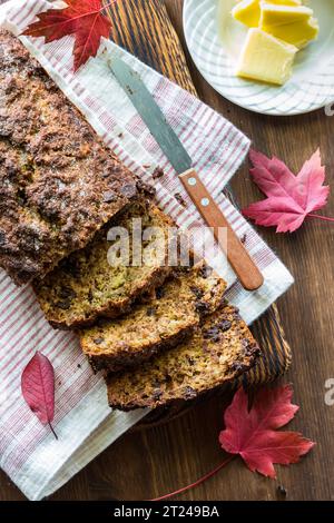 Fette di pane alla banana arrosto con scaglie di cioccolato, pronto per essere mangiato. Foto Stock