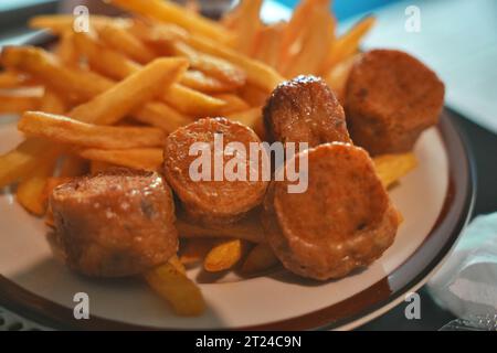 Attenzione selettiva ai rotoli di carne di granchio fritti e alle patatine fritte da mangiare Foto Stock