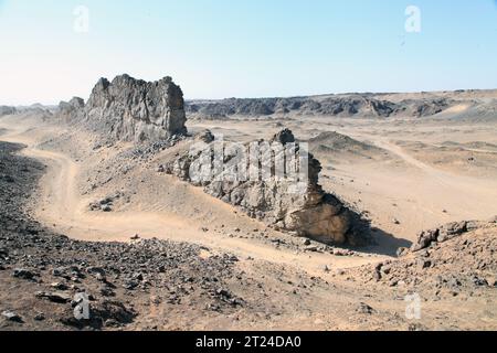 HAMI, CINA - 15 OTTOBRE 2023 - le forme terrestri vulcaniche del Carbonifero rimangono nelle profondità del Gobi a Hami, Xinjiang, Cina, 1 ottobre Foto Stock