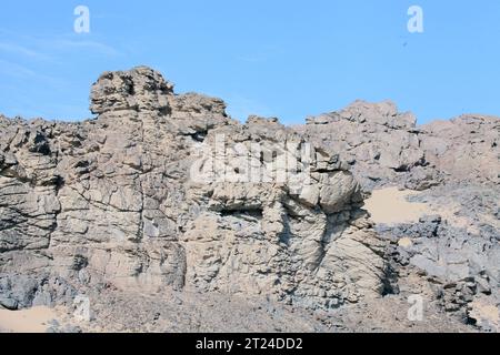 HAMI, CINA - 15 OTTOBRE 2023 - le forme terrestri vulcaniche del Carbonifero rimangono nelle profondità del Gobi a Hami, Xinjiang, Cina, 1 ottobre Foto Stock