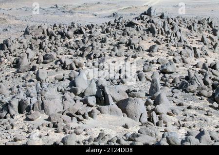 HAMI, CINA - 15 OTTOBRE 2023 - le forme terrestri vulcaniche del Carbonifero rimangono nelle profondità del Gobi a Hami, Xinjiang, Cina, 1 ottobre Foto Stock