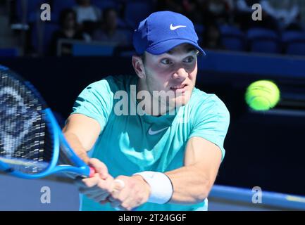 Tokyo, Giappone. 17 ottobre 2023. Jack Draper della Gran Bretagna restituisce il pallone contro l'australiano Alex De Minaur durante la partita del primo round dei campionati di tennis Japan Open all'Ariake Colosseum di Tokyo martedì 17 ottobre 2023. (Foto di Yoshio Tsunoda/AFLO) Foto Stock