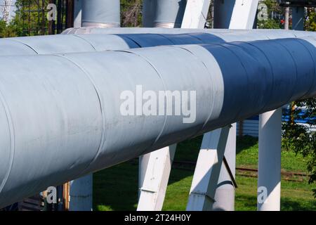 Tubi di trasferimento termico che conducono calore per il riscaldamento urbano Foto Stock