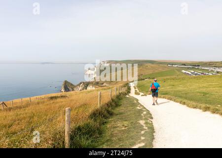 Lulworth jurassic english Coastline nel Dorset presso i luoghi turistici di Man of War e Durdle Door, Dorset, Inghilterra, Regno Unito, settembre 2023 Foto Stock