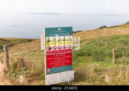 Durdle Door sulla costa meridionale del Dorset, jurassic Coastline e cartello informativo per gli escursionisti, Inghilterra, settembre 2023 Foto Stock