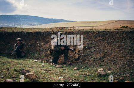 U.S. Marines with Charlie Company, Battalion Landing Team 1/6, 26th Marine Expeditionary Unit (Special Operations Capable) (MEU(SOC)), impostare la sicurezza durante una prova come parte di un addestramento bilaterale a fianco dell'esercito spagnolo al Sierra del Retin Training Camp, Spagna, 4 ottobre 2023. La USS Mesa Verde, assegnata al Bataan Amphibious Ready Group e imbarcata sulla 26th Marine Expeditionary Unit (Special Operations Capable) (MEU(SOC)), sotto il comando e il controllo della Task Force 61/2, è in uno schieramento programmato nella zona operativa delle forze navali americane in Europa, impiegato dalla Sixth Fleet degli Stati Uniti a de Foto Stock