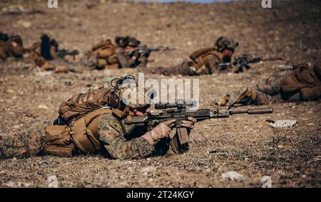 U.S. Marines with Charlie Company, Battalion Landing Team 1/6, 26th Marine Expeditionary Unit (Special Operations Capable) (MEU(SOC)), ha stabilito la sicurezza intorno alla breccia durante un addestramento bilaterale a fianco dell'esercito spagnolo al Sierra del Retin Training Camp, Spagna, 4 ottobre 2023. La USS Mesa Verde, assegnata al Bataan Amphibious Ready Group e imbarcata sulla 26th Marine Expeditionary Unit (Special Operations Capable) (MEU(SOC)), sotto il comando e il controllo della Task Force 61/2, è in uno schieramento programmato nella zona operativa delle forze navali americane in Europa, impiegato dalla Sesta flotta degli Stati Uniti per difendersi Foto Stock