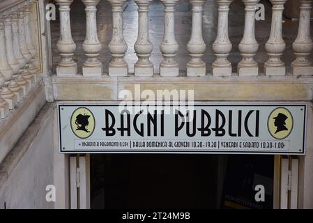 Pisa, Italia. 16 settembre 2023. Un antico bagno pubblico a Pisa. Foto di alta qualità Foto Stock