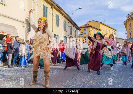 Cantu, Italia - 25 febbraio 2023: Sfilata di Carnevale, gruppo di ballerini, e folla, a Cantu, Lombardia, Italia settentrionale Foto Stock