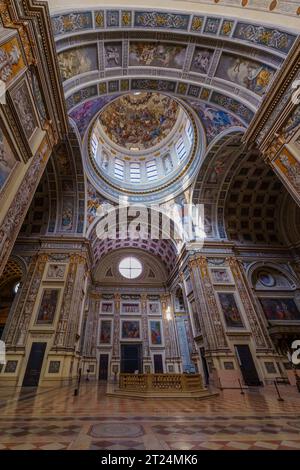Mantova, Italia - 28 febbraio 2023: Veduta dell'interno e della cupola della Basilica di SantAndrea, a Mantova, Lombardia, Italia settentrionale Foto Stock