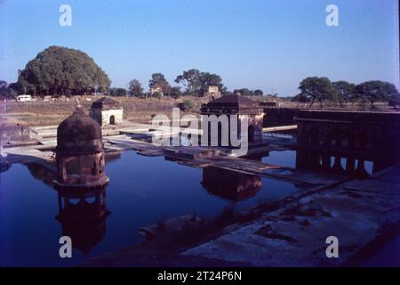 Kaliadeh Palace è un palazzo situato sulle rive di Shipra in Ujjain, Madhya Pradesh. E' uno dei piu' famosi monumenti storici di Ujjain. Una volta registrato come splendido tempio del Sole sulle rive del fiume Shipra con due vasche chiamate Surya Kunda e Brahma Kunda. Il palazzo fu costruito dal sultano di Mandu nel 1458 d.C. durante il tempo di Mahmud Khilji. La cupola centrale del palazzo è uno splendido esempio di architettura persiana Foto Stock