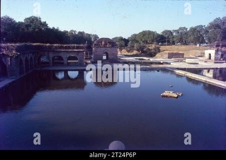 Kaliadeh Palace è un palazzo situato sulle rive di Shipra in Ujjain, Madhya Pradesh. E' uno dei piu' famosi monumenti storici di Ujjain. Una volta registrato come splendido tempio del Sole sulle rive del fiume Shipra con due vasche chiamate Surya Kunda e Brahma Kunda. Il palazzo fu costruito dal sultano di Mandu nel 1458 d.C. durante il tempo di Mahmud Khilji. La cupola centrale del palazzo è uno splendido esempio di architettura persiana Foto Stock