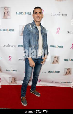 Los Angeles, USA. 16 ottobre 2023. L'attore Ariam Colmenares frequenta "Margaret Rowe Through the Lens" Book Signing at Barnes and Noble at the Grove, Los Angeles, CA 16 ottobre 2023 Credit: Eugene Powers/Alamy Live News Foto Stock