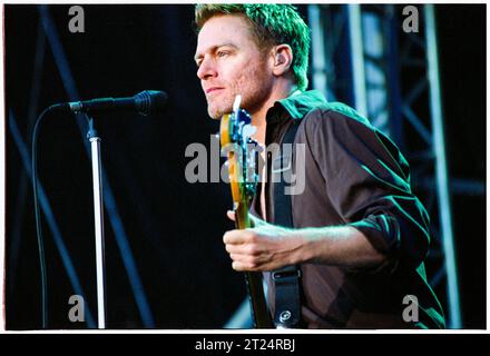BRYAN ADAMS, CARDIFF, 2002: Bryan Adams suona un concerto all'aperto dal vivo al Cooper's Field di Cardiff, Galles, Regno Unito il 21 luglio 2002. Il rocker canadese era in tour con il suo album Spirit: Stallion of the Cimarron. Foto: Rob Watkins Foto Stock