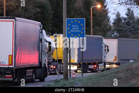 Reitzenhain, Germania. 17 ottobre 2023. Camion in piedi su una strada vicino al confine tedesco-ceco. Da lunedì (16.10.2023) sono stati introdotti controlli temporanei alle frontiere tedesche con la Polonia, la Repubblica ceca e la Svizzera. Credito: Sebastian Willnow/dpa/Alamy Live News Foto Stock