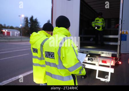 Reitzenhain, Germania. 17 ottobre 2023. Gli agenti di polizia federale controllano un camion vicino al confine tedesco-ceco. Da lunedì (16.10.2023) sono stati introdotti controlli temporanei alle frontiere tedesche con la Polonia, la Repubblica ceca e la Svizzera. Credito: Sebastian Willnow/dpa/Alamy Live News Foto Stock