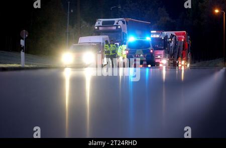 Reitzenhain, Germania. 17 ottobre 2023. Gli agenti di polizia federale controllano un camion vicino al confine tedesco-ceco. La decisione del ministro degli interni tedesco Faeser (SPD) di lunedì 16 ottobre 2023 aveva temporaneamente introdotto controlli alle frontiere interne. Faeser aveva annunciato di aver notificato alla Commissione europea i controlli stazionari per le frontiere con Polonia, Repubblica ceca e Svizzera. Credito: Sebastian Willnow/dpa - ATTENZIONE:parti delle immagini sono state pixellate per motivi legali/dpa/Alamy Live News Foto Stock