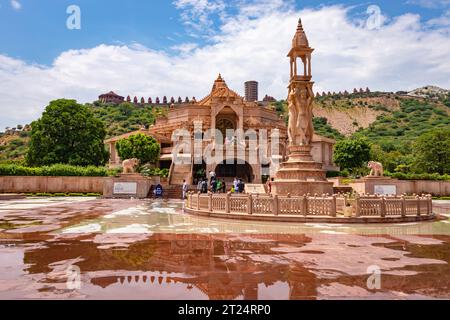 L'immagine viene scattata al Shri Digamber Jain Gyanoday Tirth Kshetra, Nareli, Ajmer, Rajasthan, India il 19 agosto 2023. Tempio jain artistico in pietra rossa intagliata con Foto Stock