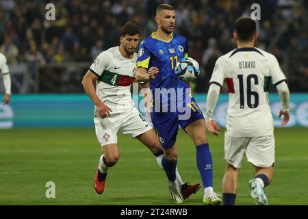 Sarajevo, Bosnia ed Erzegovina. 16 ottobre 2023. Edin Dzeko (C) della Bosnia-Erzegovina con Ruben Dias (L) e Otavio Monteiro del Portogallo durante la partita di qualificazione al girone J di UEFA Euro 2024 tra Bosnia-Erzegovina (BiH) e Portogallo a Zenica, Bosnia-Erzegovina, il 16 ottobre 2023. Crediti: Ermin Zatega/Xinhua/Alamy Live News Foto Stock