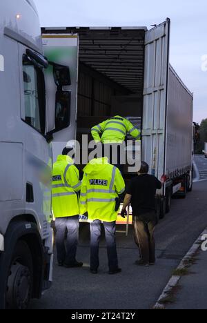 Reitzenhain, Germania. 17 ottobre 2023. Gli agenti di polizia federale controllano un camion vicino al confine tedesco-ceco. La decisione del ministro degli interni tedesco Faeser (SPD) di lunedì 16 ottobre 2023 aveva temporaneamente introdotto controlli alle frontiere interne. Faeser aveva annunciato di aver notificato alla Commissione europea i controlli stazionari per le frontiere con Polonia, Repubblica ceca e Svizzera. Credito: Sebastian Willnow/dpa/Alamy Live News Foto Stock