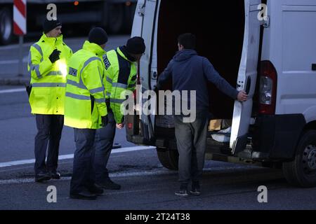 Reitzenhain, Germania. 17 ottobre 2023. Gli agenti di polizia federale controllano un furgone vicino al confine tedesco-ceco. Da lunedì (16.10.2023) sono stati introdotti controlli temporanei alle frontiere tedesche con la Polonia, la Repubblica ceca e la Svizzera. Credito: Sebastian Willnow/dpa/Alamy Live News Foto Stock